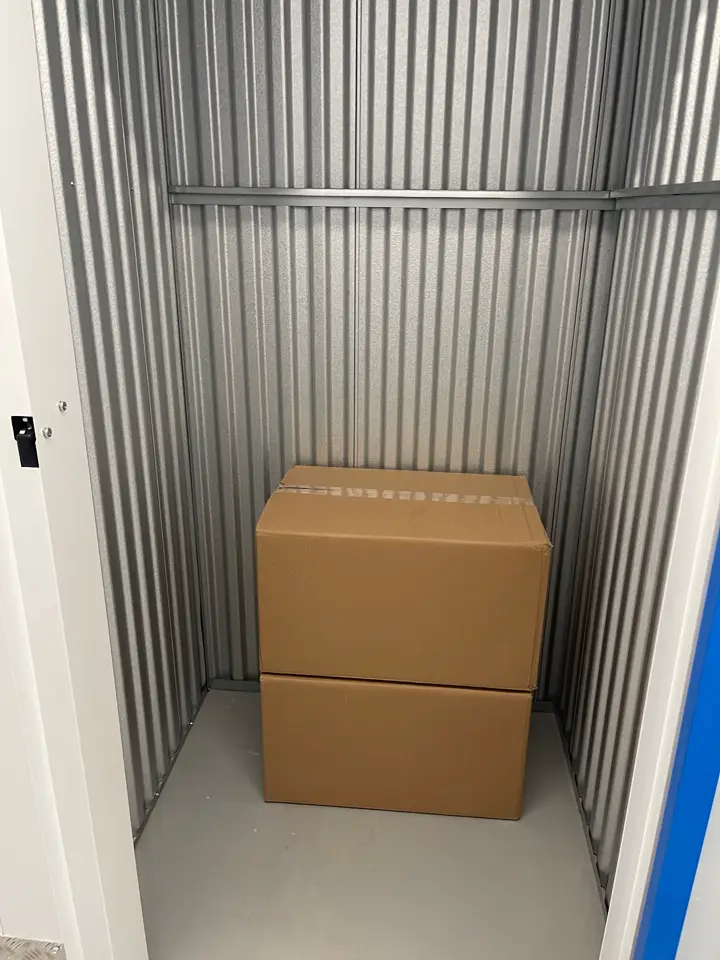 Intérieur d’une petite cave privée Mister Boxy avec deux cartons empilés