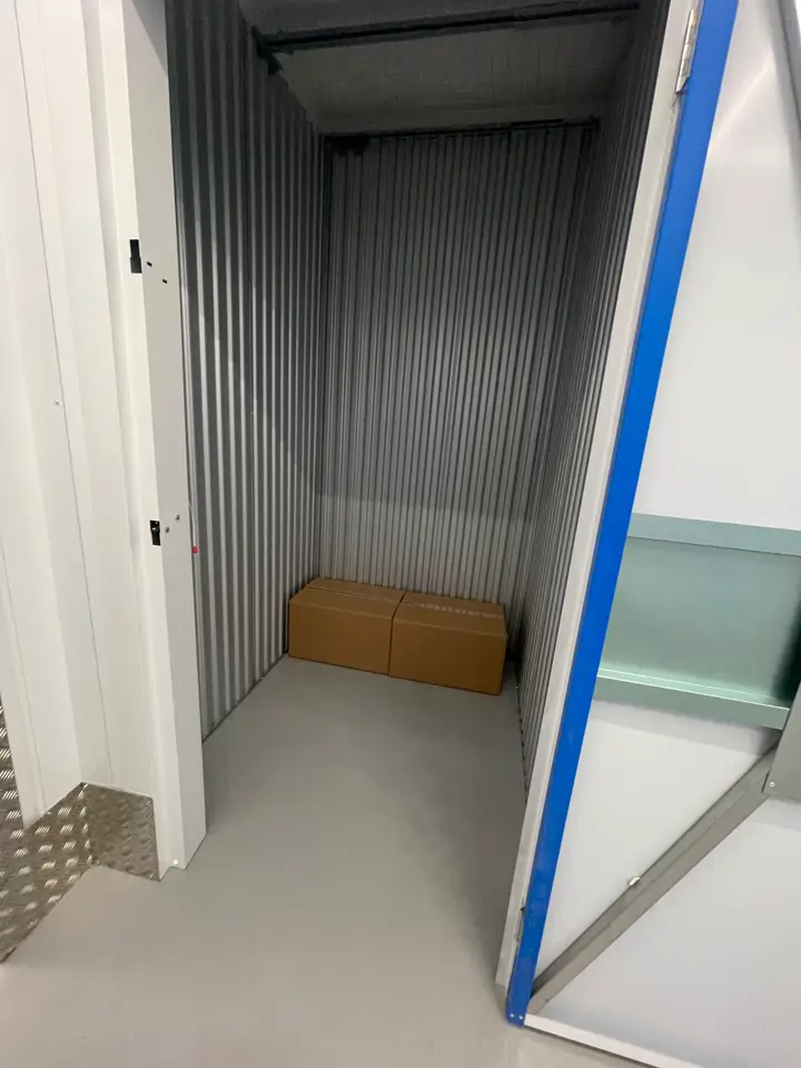Porte ouverte d’une cave Mister Boxy montrant un espace de stockage propre