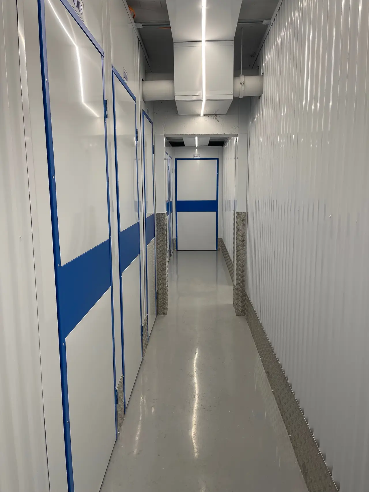 Couloir de caves privées moderne avec éclairage LED